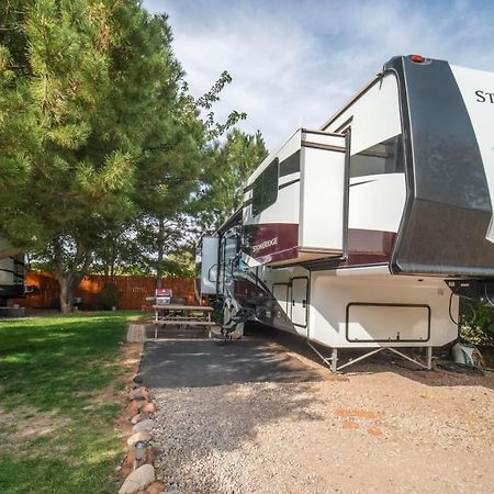 Outdoor Glamping Large 5Th Wheel Setup Ok4A Apartman Moab Kültér fotó
