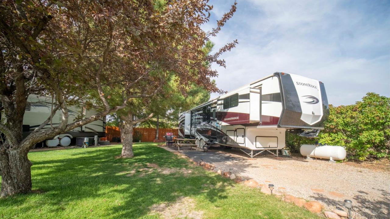 Outdoor Glamping Large 5Th Wheel Setup Ok4A Apartman Moab Kültér fotó
