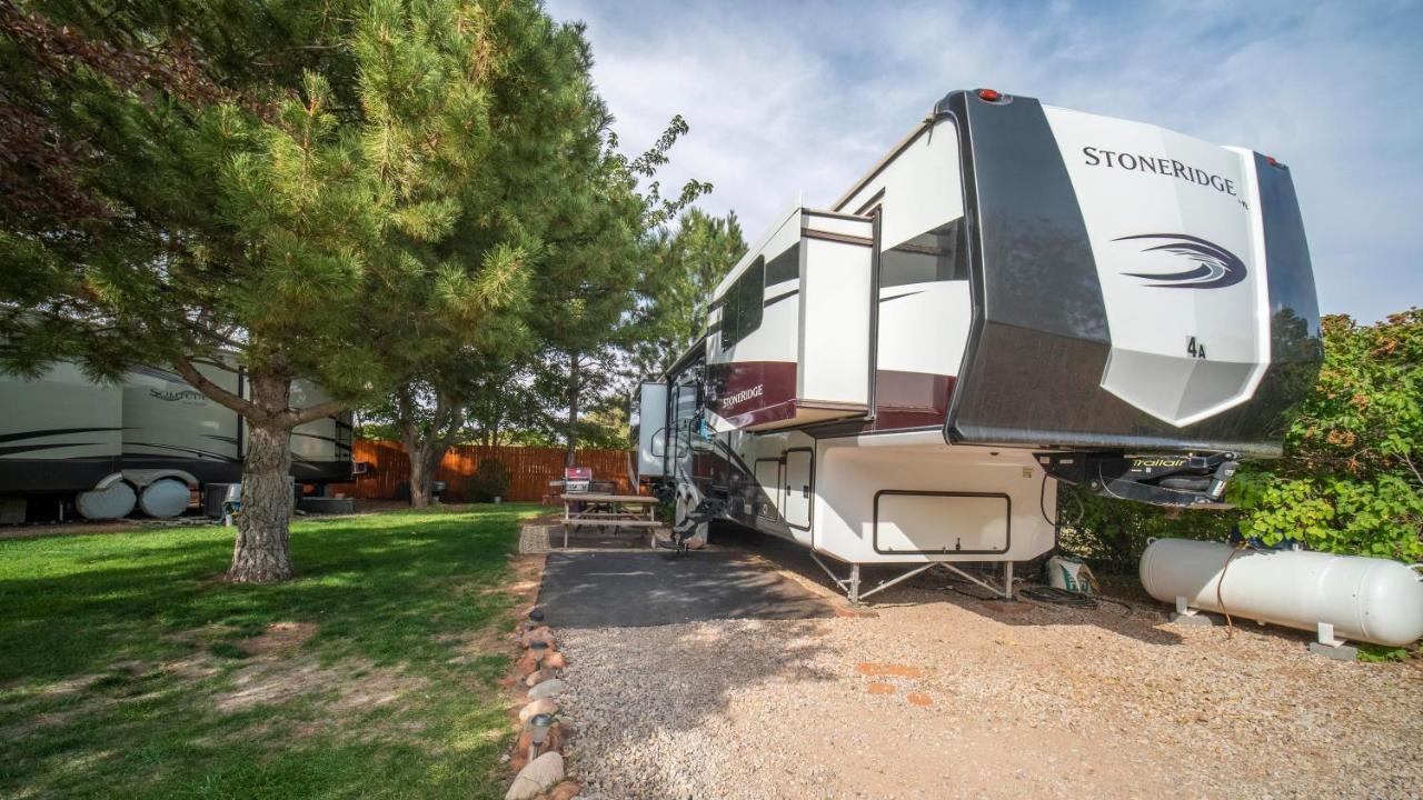 Outdoor Glamping Large 5Th Wheel Setup Ok4A Apartman Moab Kültér fotó