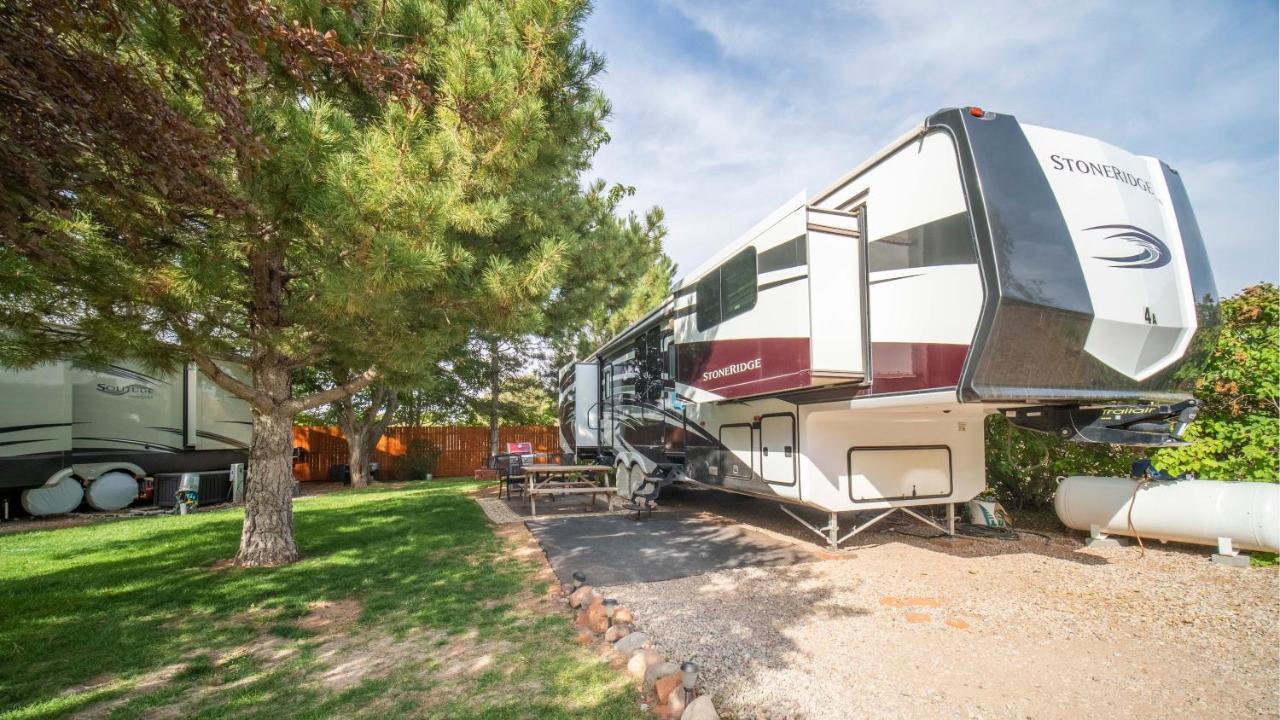 Outdoor Glamping Large 5Th Wheel Setup Ok4A Apartman Moab Kültér fotó
