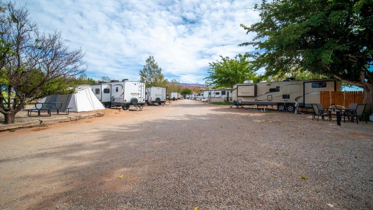 Outdoor Glamping Large 5Th Wheel Setup Ok4A Apartman Moab Kültér fotó