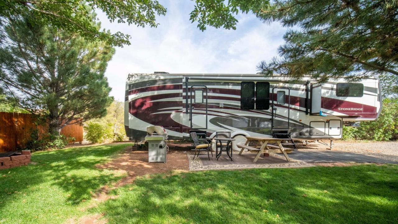 Outdoor Glamping Large 5Th Wheel Setup Ok4A Apartman Moab Kültér fotó